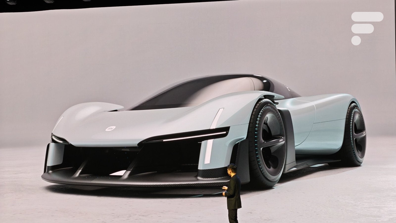 Xiaomi Vision GT : L'Hypercar Révolutionnaire qui Brousse les Codes du MWC 3 La Xiaomi Vision GT, une hypercar futuriste, exposée au MWC 2026, avec ses lignes aérodynamiques et son éclairage signature.
