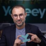 Karim Beqqali, PDG de Yakeey, souriant, illustrant le succès de sa startup marocaine dans la proptech.