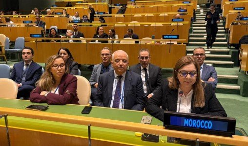 La ministre Naïma Ben Yahia s'exprimant à la tribune de l'ONU à New York sur l'accès des femmes à la justice au Maroc.