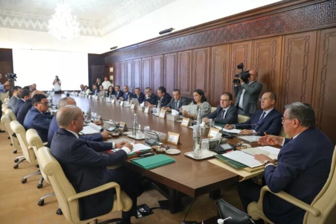 Illustration d'une poignée de main entre des représentants du Maroc et de l'Union Européenne, symbolisant un accord commercial et de coopération.