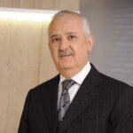 Addoha : L'Envol Stratégique vers 2026, Porté par une Rentabilité Renforcée et l'Expansion Africaine 2 Logo du Groupe Addoha, symbole de son succès et de sa croissance dans l'immobilier, avec des bâtiments modernes en arrière-plan.