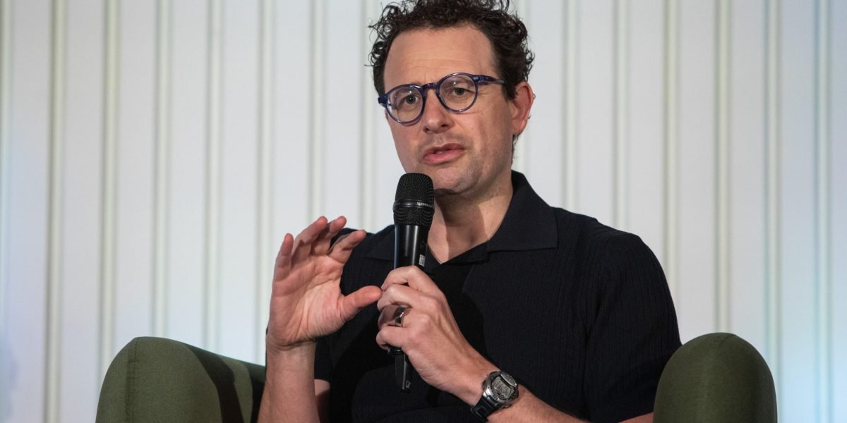 Judge Rita Lin presiding over a courtroom with lawyers from Anthropic and the Department of War, discussing AI ethics and national security.
