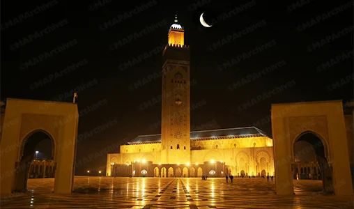 Célébration de l'Aïd Al Fitr au Maroc, avec des fidèles et des symboles islamiques.