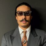 Amine Bendriouich, styliste marocain, posant avec élégance, symbolisant son retour remarqué sur la scène de la mode à Marrakech et son engagement pour le patrimoine.