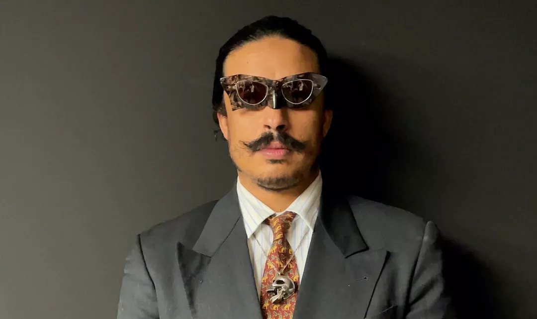 Amine Bendriouich : Le Bzioui, un Héritage Royal au Cœur de sa Renaissance Créative 3 Amine Bendriouich, styliste marocain, posant avec élégance, symbolisant son retour remarqué sur la scène de la mode à Marrakech et son engagement pour le patrimoine.