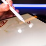L'Apple Pencil Pro : Précision Révolutionnaire et Prix Choc sur Amazon ! 4 L'Apple Pencil Pro posé sur un iPad, mettant en avant son design élégant et sa précision pour le dessin numérique.