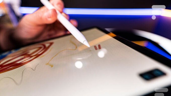 L'Apple Pencil Pro : Précision Révolutionnaire et Prix Choc sur Amazon ! 7 L'Apple Pencil Pro posé sur un iPad, mettant en avant son design élégant et sa précision pour le dessin numérique.