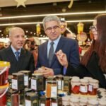 Aswak Assalam lance « Khayrat Bladna » : Le Terroir Marocain à l'Honneur 8 Vue d'ensemble de l'espace 'Khayrat Bladna' chez Aswak Assalam, présentant divers produits du terroir marocain de coopératives.