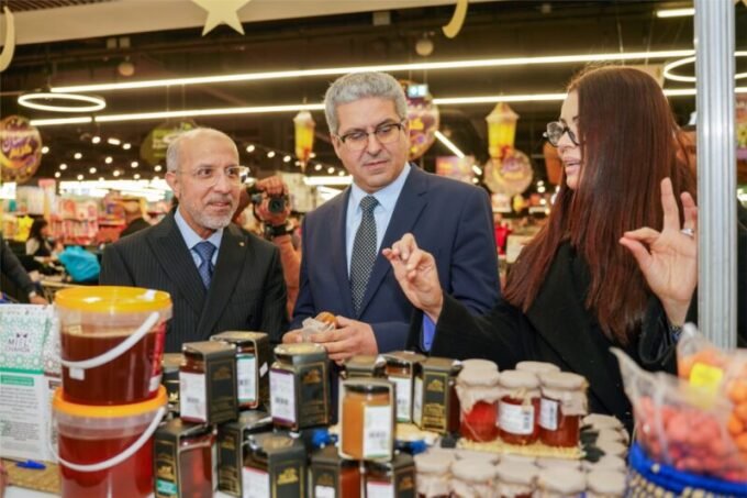 Aswak Assalam lance « Khayrat Bladna » : Le Terroir Marocain à l'Honneur 9 Vue d'ensemble de l'espace 'Khayrat Bladna' chez Aswak Assalam, présentant divers produits du terroir marocain de coopératives.