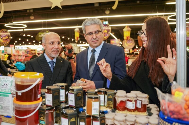 Aswak Assalam lance « Khayrat Bladna » : Le Terroir Marocain à l'Honneur 3 Vue d'ensemble de l'espace 'Khayrat Bladna' chez Aswak Assalam, présentant divers produits du terroir marocain de coopératives.