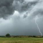 Vue aérienne d'un paysage marocain sous un ciel orageux menaçant, avec des éclairs zébrant l'horizon, illustrant l'alerte météo.