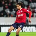 Ayoub Bouaddi : Le prodige du LOSC opte pour les Lions de l'Atlas 6 Ayoub Bouaddi, jeune milieu de terrain du LOSC, portant le maillot de l'équipe nationale marocaine, célébrant son choix de représenter les Lions de l'Atlas.