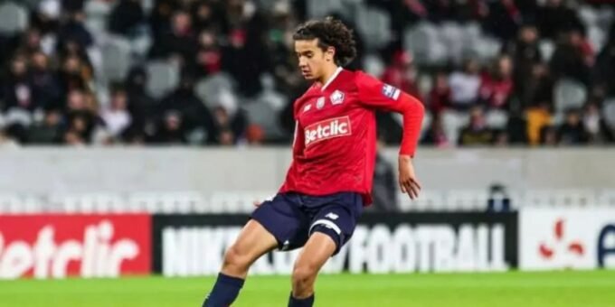 Ayoub Bouaddi, jeune milieu de terrain du LOSC, portant le maillot de l'équipe nationale marocaine, célébrant son choix de représenter les Lions de l'Atlas.