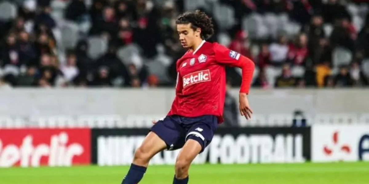 Ayoub Bouaddi, jeune milieu de terrain du LOSC, portant le maillot de l'équipe nationale marocaine, célébrant son choix de représenter les Lions de l'Atlas.