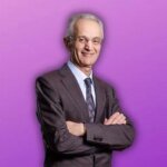 Portrait d'Azdine El Mountassir Billah, figure emblématique du digital marocain, en arrière-plan des éléments technologiques symbolisant l'IA et la transformation numérique.