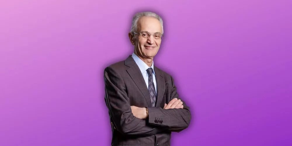 Azdine El Mountassir Billah : L'Architecte du Digital Marocain à l'Ère de l'IA 3 Portrait d'Azdine El Mountassir Billah, figure emblématique du digital marocain, en arrière-plan des éléments technologiques symbolisant l'IA et la transformation numérique.