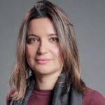 Portrait de Bahia Bennis, directrice marketing et communication externe d'Al Barid Bank, souriante et professionnelle.