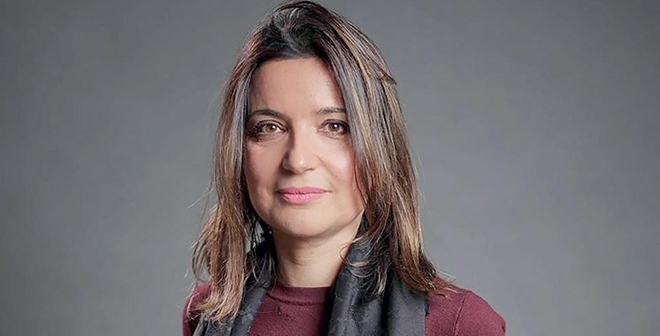 Portrait de Bahia Bennis, directrice marketing et communication externe d'Al Barid Bank, souriante et professionnelle.