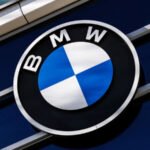 Logo BMW sur la façade d'une concession à Munich, Allemagne, symbolisant le rappel mondial de 360 000 véhicules pour un risque d'incendie dû à un défaut de câblage.