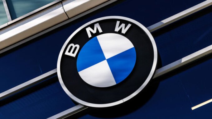 Logo BMW sur la façade d'une concession à Munich, Allemagne, symbolisant le rappel mondial de 360 000 véhicules pour un risque d'incendie dû à un défaut de câblage.