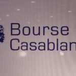 Graphique boursier montrant une forte baisse, avec des flèches rouges descendantes et le logo de la Bourse de Casablanca en arrière-plan, symbolisant la chute du MASI.