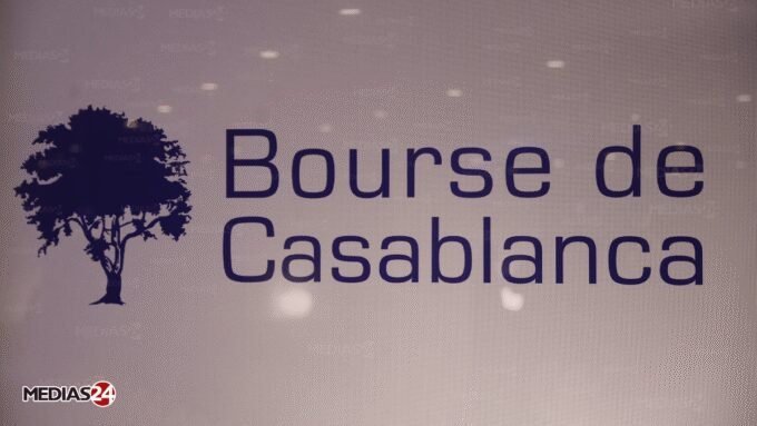 Graphique boursier montrant une forte baisse, avec des flèches rouges descendantes et le logo de la Bourse de Casablanca en arrière-plan, symbolisant la chute du MASI.