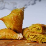 Assortiment de briouates marocaines, sucrées au miel et salées aux fruits de mer, prêtes pour le ftour.