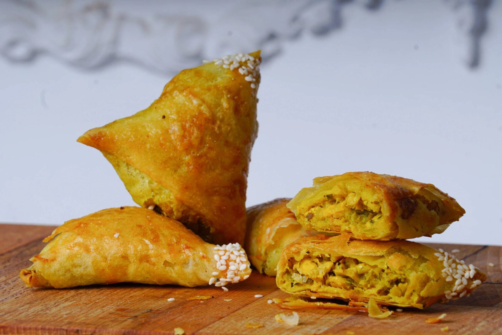 Assortiment de briouates marocaines, sucrées au miel et salées aux fruits de mer, prêtes pour le ftour.