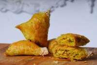 Assortiment de briouates marocaines, sucrées au miel et salées aux fruits de mer, prêtes pour le ftour.