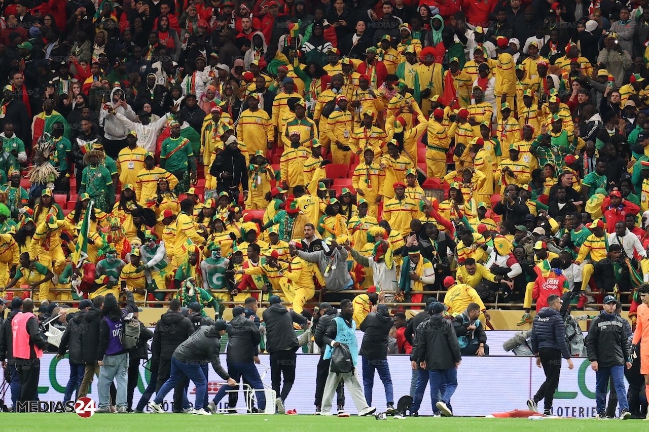 Forces de sécurité marocaines en action lors de la CAN 2025, assurant l'ordre public dans un stade.