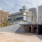 Vue aérienne du quartier Casa Anfa à Casablanca, avec des bâtiments modernes et des espaces verts, symbolisant le développement urbain et l'intégration du nouveau parking souterrain.