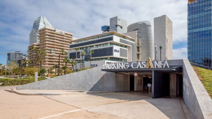 Vue aérienne du quartier Casa Anfa à Casablanca, avec des bâtiments modernes et des espaces verts, symbolisant le développement urbain et l'intégration du nouveau parking souterrain.