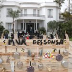 Casablanca : Quand la Musique Traditionnelle Rime avec Écologie et Partage Familial 2 Des familles fabriquant des instruments de musique marocains à partir de matériaux recyclés lors d'un atelier culturel à Casablanca.