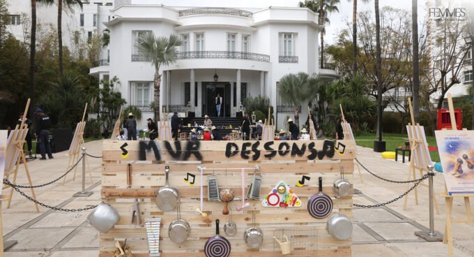 Casablanca : Quand la Musique Traditionnelle Rime avec Écologie et Partage Familial 8 Des familles fabriquant des instruments de musique marocains à partir de matériaux recyclés lors d'un atelier culturel à Casablanca.