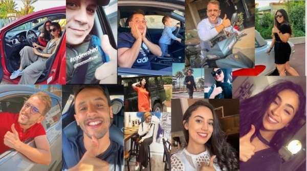 Un groupe d'influenceurs souriants interagissant avec des produits de marque lors d'un événement, symbolisant le partenariat réussi entre créateurs de contenu et entreprises.