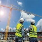 Chantier de construction moderne au Maroc, symbolisant l'activité et l'emploi dans le secteur du BTP.