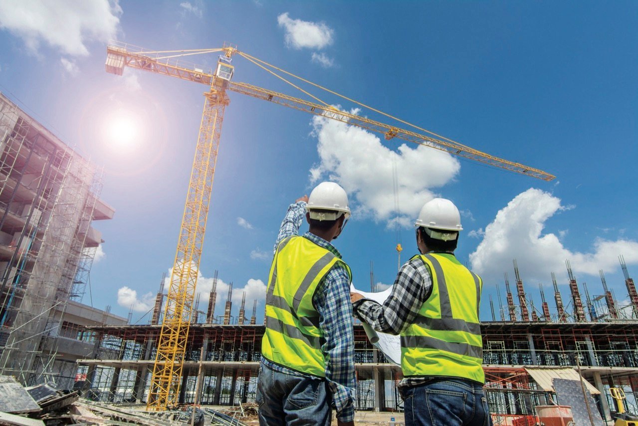 Chantier de construction moderne au Maroc, symbolisant l'activité et l'emploi dans le secteur du BTP.