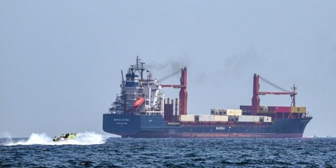 The Dual Economic Tempest: Tariffs, Oil Shocks, and the Squeeze on Corporate Margins 6 Graph showing rising oil prices and tariff impacts on corporate profit margins against a backdrop of global geopolitical tensions.