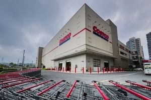 A busy Costco warehouse store with shoppers and bulk products, symbolizing its strong retail performance.