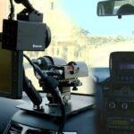 Un radar de vitesse dissimulé, avec un logo WhatsApp en surimpression, symbolisant la validation des preuves numériques par la Cour de cassation.