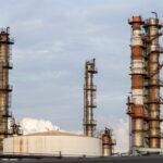 Une carte du Moyen-Orient et de l'Europe avec des symboles d'énergie et de conflit, illustrant les flux de gaz et de pétrole.