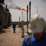 Un pétrolier naviguant dans le détroit d'Ormuz, symbole des tensions géopolitiques affectant le commerce mondial d'hydrocarbures.