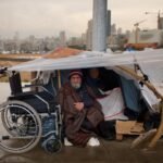 تصعيد إسرائيلي يفاقم أزمة النزوح في جنوب لبنان: أكثر من مليون مشرّد 3 صورة تظهر عائلات نازحة من جنوب لبنان تبحث عن مأوى مؤقت في ظل الظروف الجوية القاسية، مما يعكس الأزمة الإنسانية المتفاقمة.