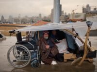 صورة تظهر عائلات نازحة من جنوب لبنان تبحث عن مأوى مؤقت في ظل الظروف الجوية القاسية، مما يعكس الأزمة الإنسانية المتفاقمة.