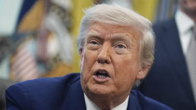 تصعيد أمريكي إيراني: ترامب يهدد بضرب منشآت الطاقة ومهلة 48 ساعة لمضيق هرمز 1 صورة لمضيق هرمز مع سفن شحن أو خريطة للمنطقة تظهر المضيق