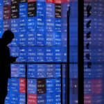 أسواق الأسهم الآسيوية تهوي وسط تصاعد التوترات في الخليج: إنذار ترامب لإيران يثير مخاوف عالمية 2 رجل يقف أمام شاشة إلكترونية تعرض مؤشر نيكاي 225 في طوكيو، اليابان، بتاريخ 2 مارس 2026، في إشارة إلى تراجع الأسواق.