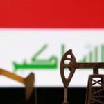 ناقلة نفط تبحر في مضيق هرمز مع خلفية لسفن أخرى، ترمز إلى التحديات الأمنية والاقتصادية.