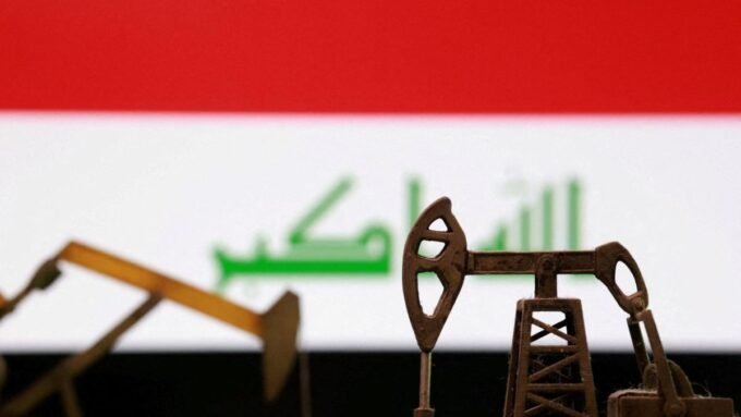 ناقلة نفط تبحر في مضيق هرمز مع خلفية لسفن أخرى، ترمز إلى التحديات الأمنية والاقتصادية.