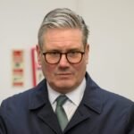 بريطانيا تمنح جيشها صلاحية اعتراض واحتجاز ناقلات "أسطول الظل" الروسي 2 رئيس الوزراء البريطاني كير ستارمر يتحدث، وخلفه علم المملكة المتحدة