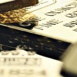 صورة لسبائك ذهب أو عملات ذهبية تعكس استقرار الأسعار العالمية.